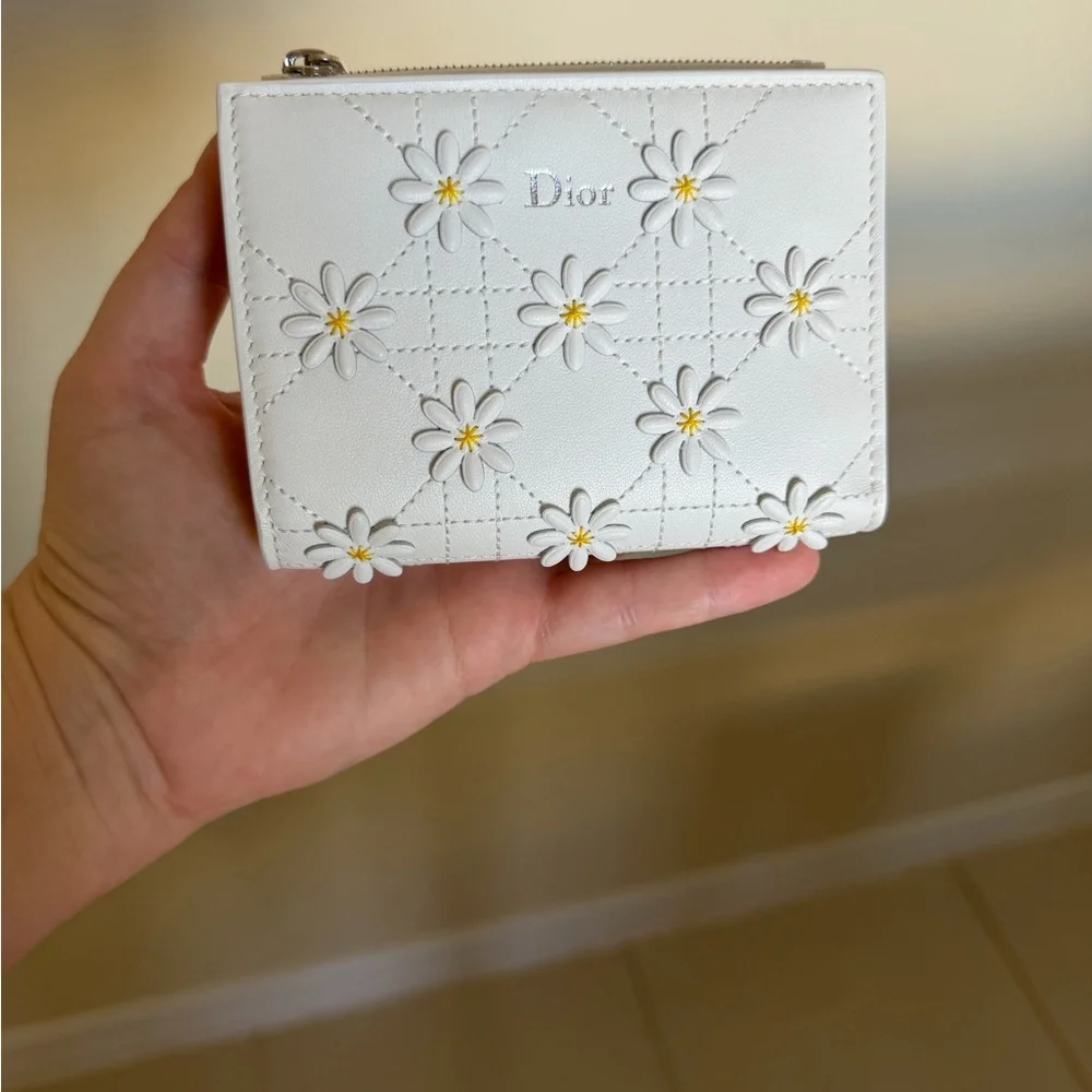 NWT. Dior Jardin Dahlia Wallet